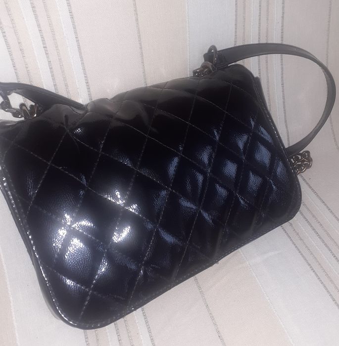 Продавам дамска чанта от естествена кожа - лак.