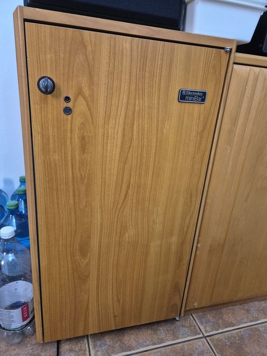 Vand canapea extensibila, minibar Electrolux.