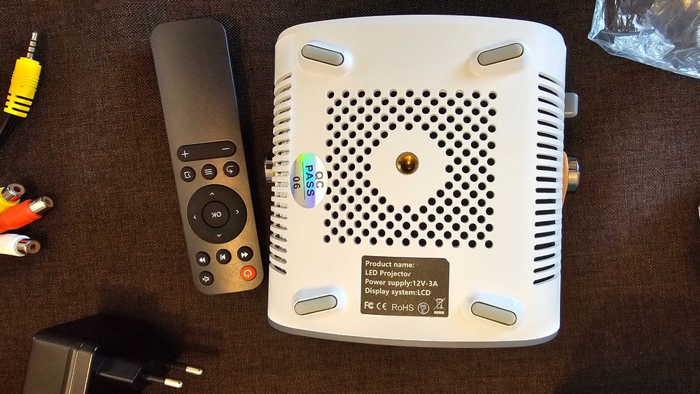 Videoproiector YG230 WiFi LED, HDMI, USB, Miracast - nefolosit