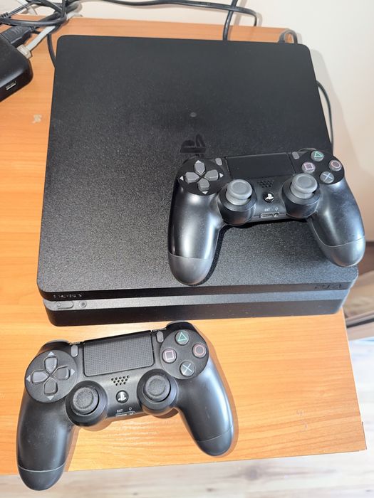Продавам Playstation 4 с два джойстика