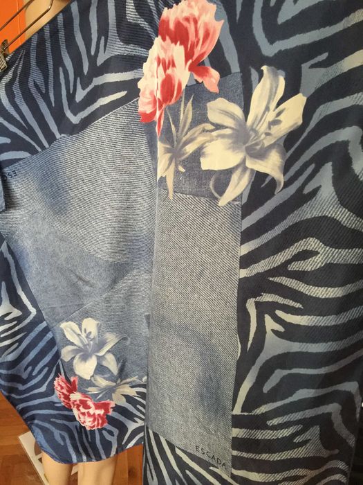 Копринен шал Escada