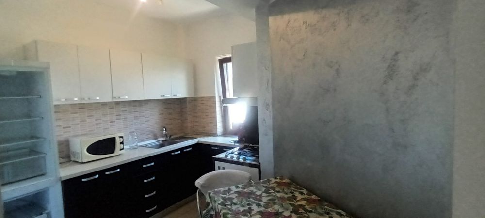 Persoana fizica închiriez apartament decomandat cu 2 camere  mobilat și utilat