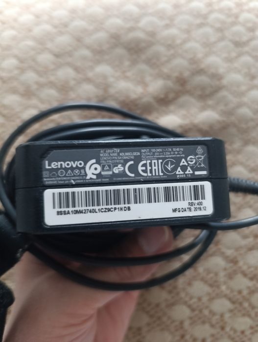 Зарядки на ноутбуки разные