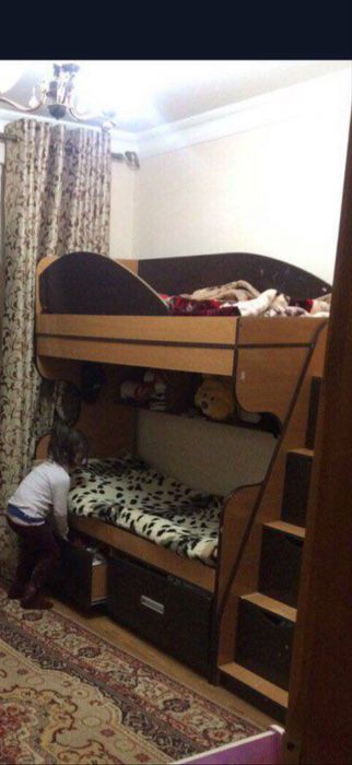 детская двух-ярусная кроватка