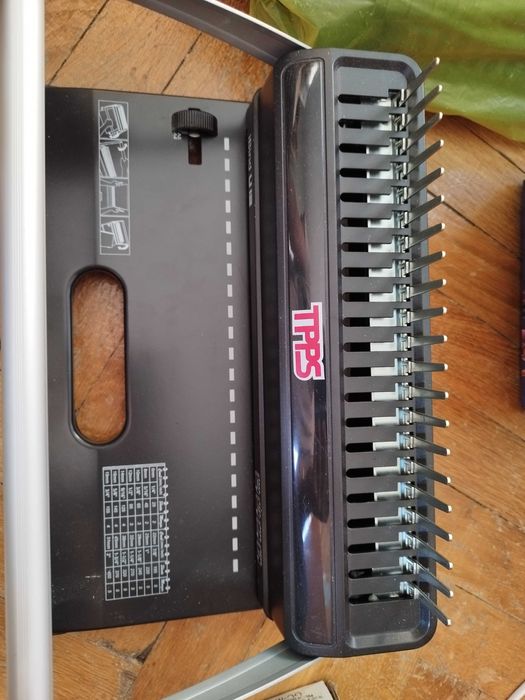 Aparat de indosariat cu inele de plastic