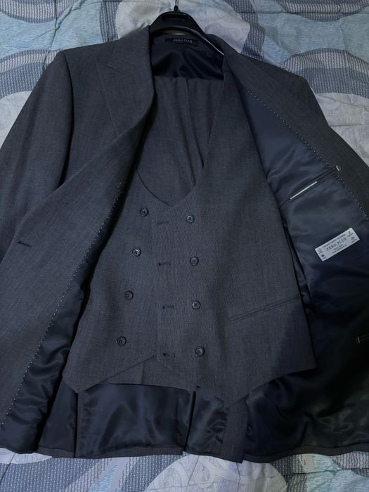 Класический серый костюм