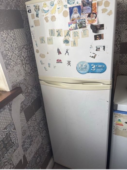 Холодильник LG  работает