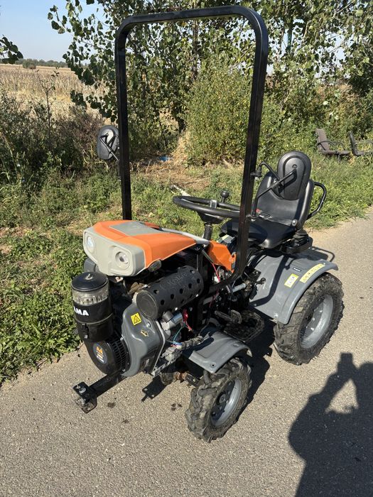 Tractoraș 12 CP – În garanție, 37 ore funcționare + Sistem cuplare accesorii R1200 (Ca nou)