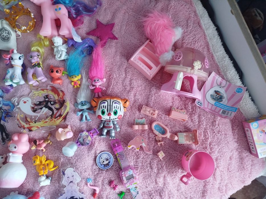 Фигурки и игрушки