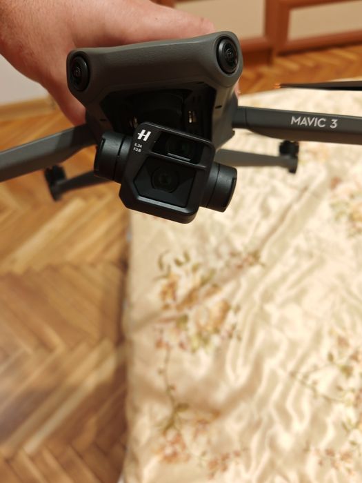 Дрон Mavic 3.В добро състояние  с дистанционно три батерии, зарядно и чачнта