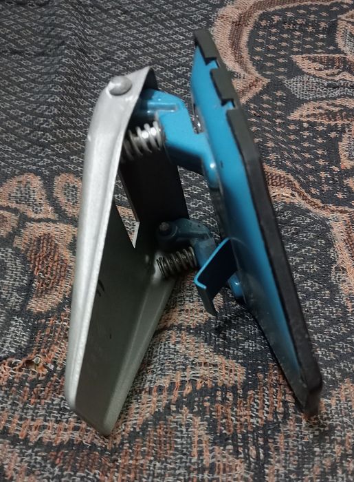 Продам советский дырокол.