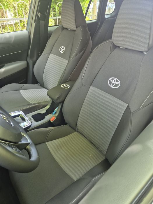 Huse auto Toyota Corolla sedan si Cross, Yaris Cross