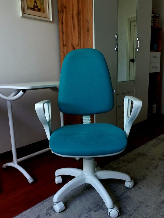 Парта с креслом.