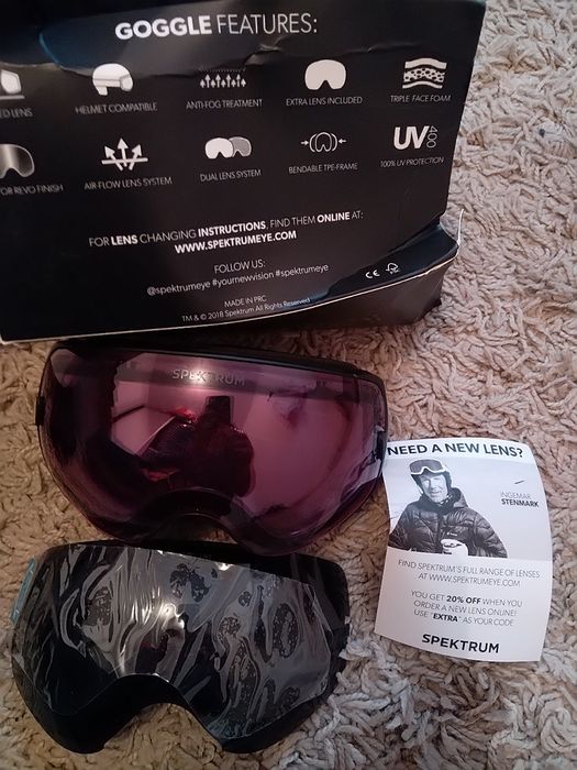 Echipament snowboard / ski ( placa , pantaloni geaca, mănuși, casca )