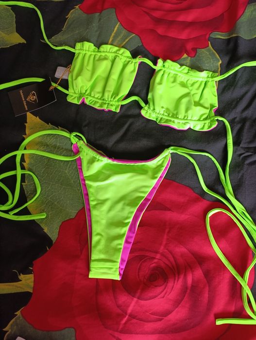 Роскошный яркий купальник в салатово-розовом цвете