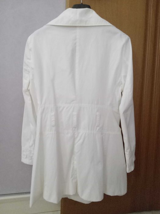 Красиво и нежно бяло сако