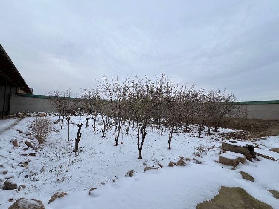 18 sotixli tayyor uchastka sotiladi. Qorovulbozor shahrida