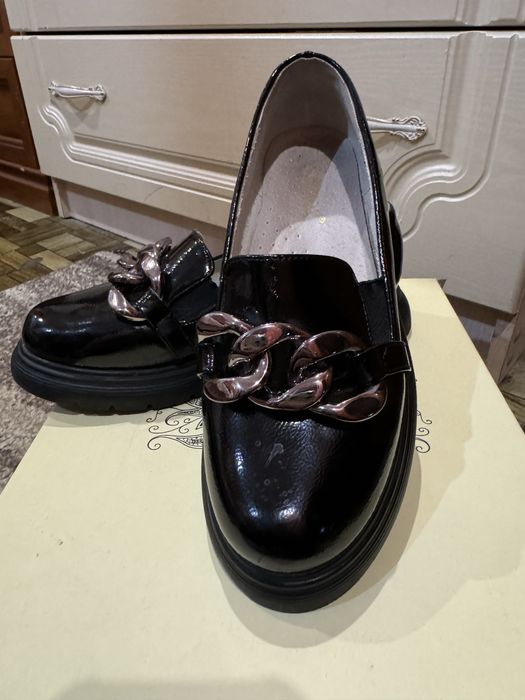 Продается туфли лоферы