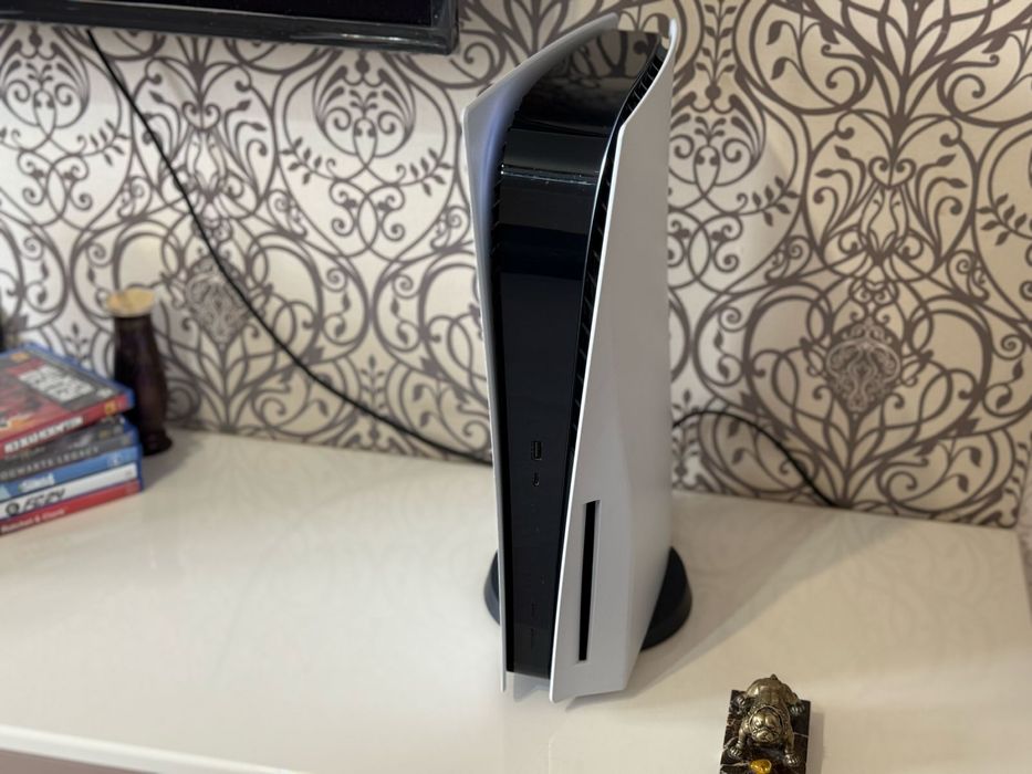 PS5 + 2 геймпада + подставка + много игр + доставка