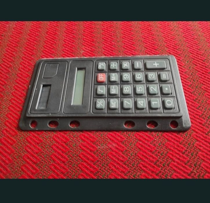 Calculator cu celulă fotovoltaică și riglă de măsurat