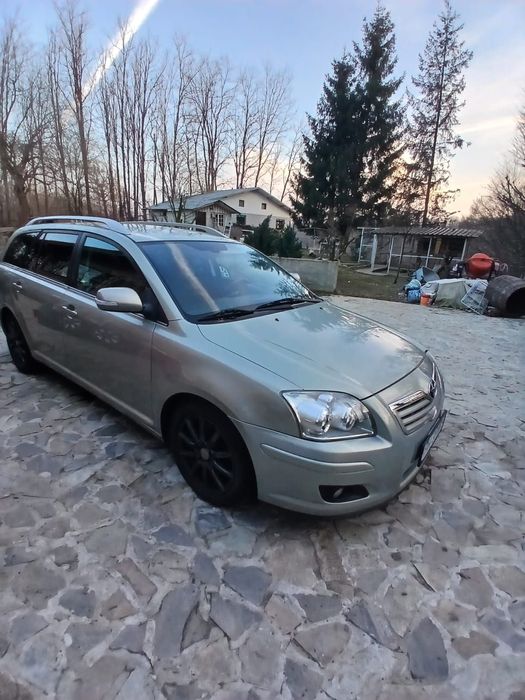 Toyota Avensis Anvelope vara/iarna. Doua întrări USB.