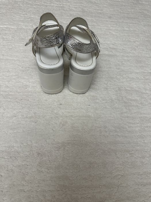 Продам кожанные босоножки