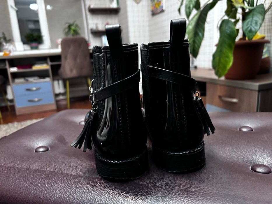 Продам зениновые сапожки, модельные.
