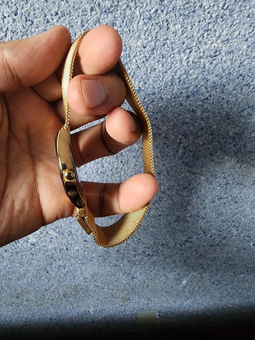 Ayollar soati, taqilmagan pachti, yangidek turibti