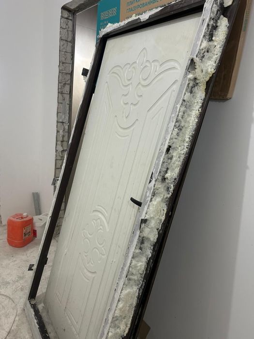 Продам металлическую дверь