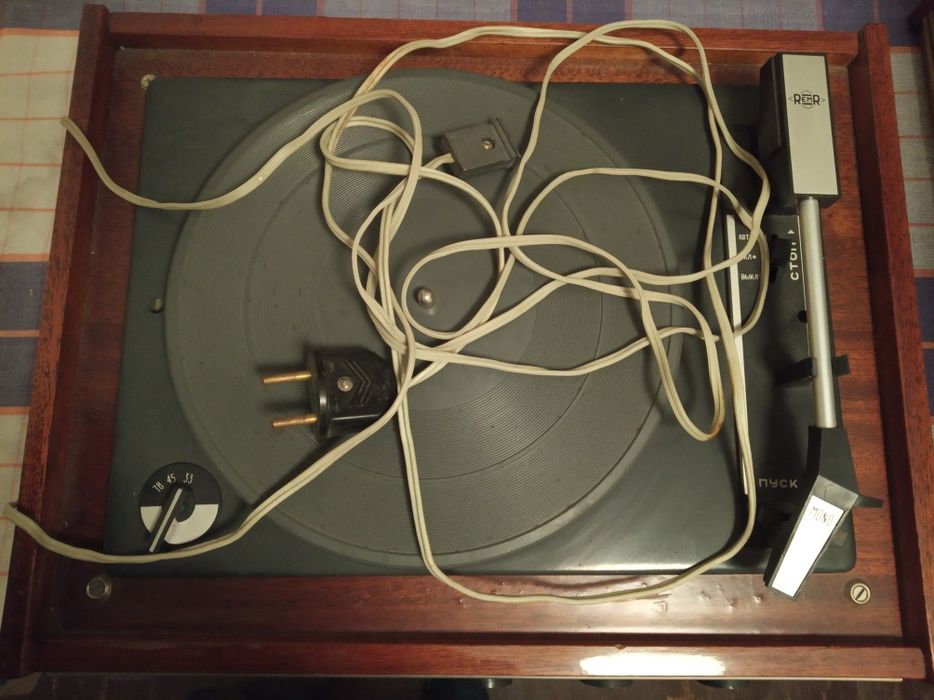 Дървена кутия за часовник,грамофон