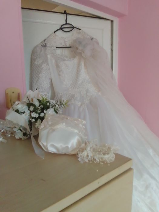 Нова сватбената рокля с воал ,букет,чантичка, и аксес.за косата