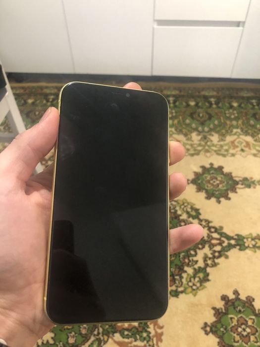Продам Айфон 11.