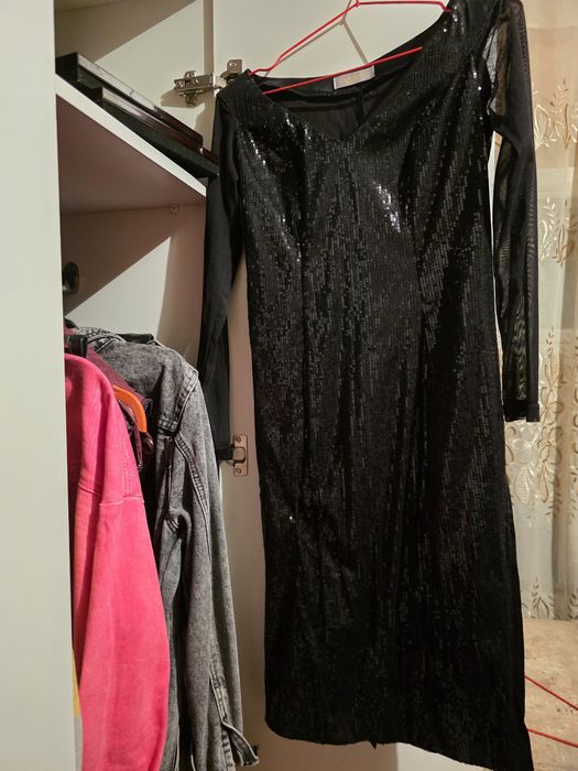 Продам платье в пайетках 44р