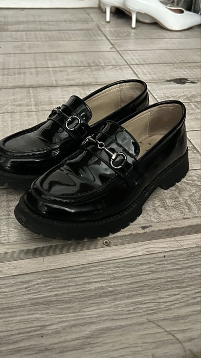 лоферы туфли лакированные