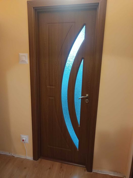 vând uși de interior