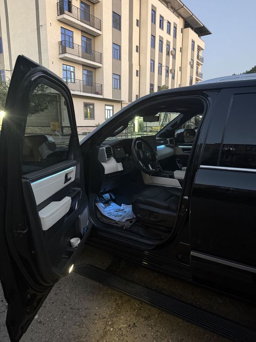 Toyota Sequoia 2025 — 5