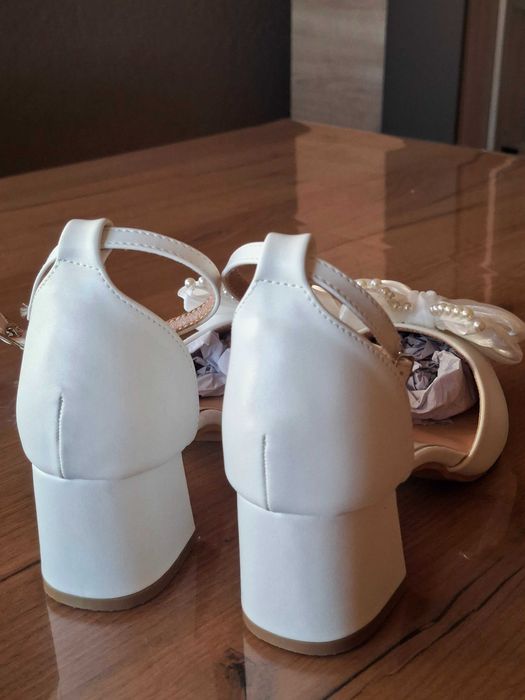 Дамски високи бели обувки