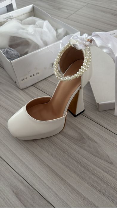 Pantofi cu toc albi