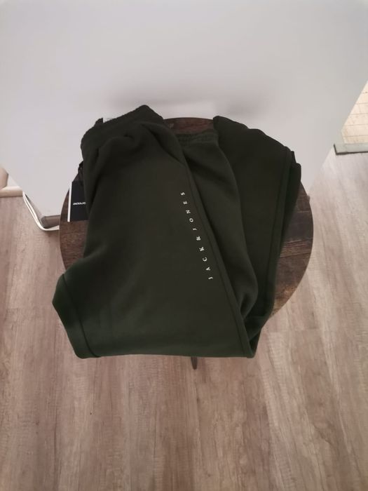 Vând pantaloni sport pt bărbați