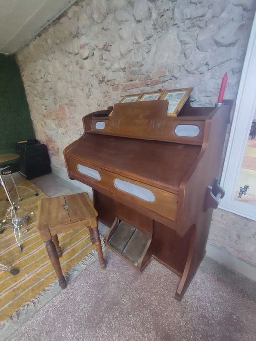 Mobilier vechi scaune bar și pianină