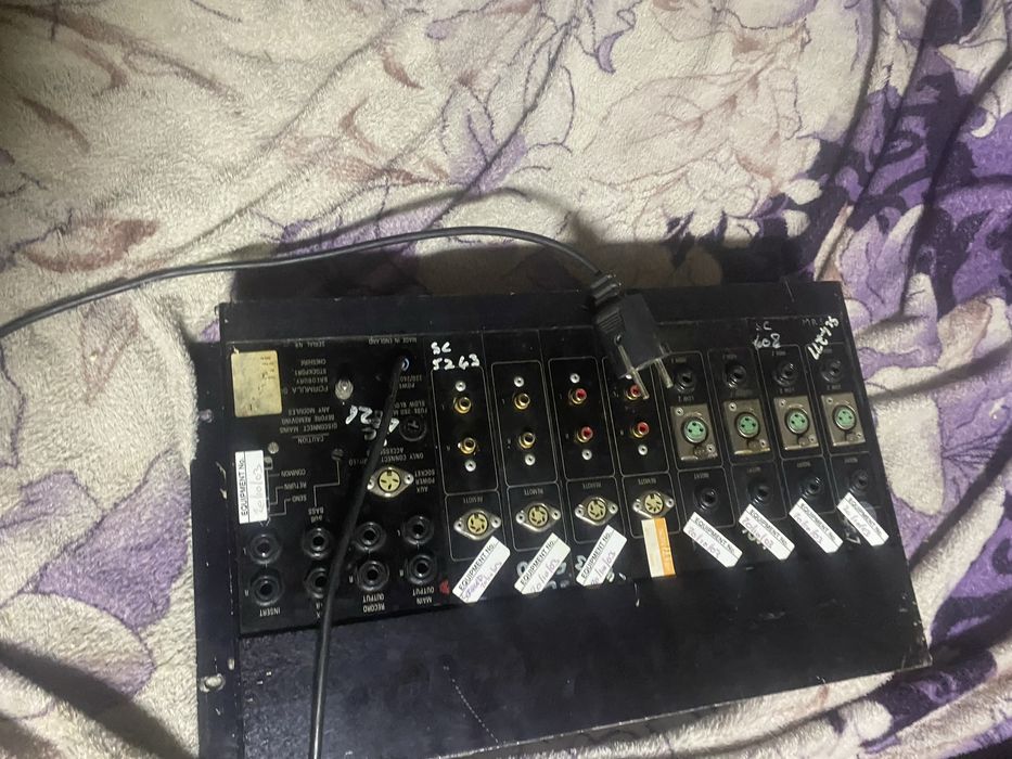 Se vinde mixer audio