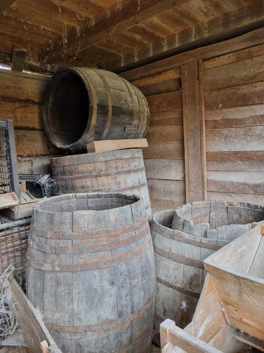 Butoaie și căzi din lemn vechi