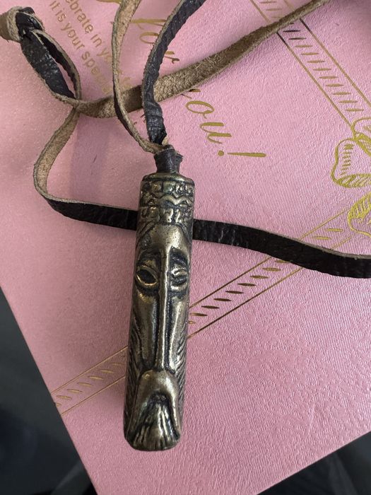 Красиви бижута; африкански амулет, ръкавели и игла