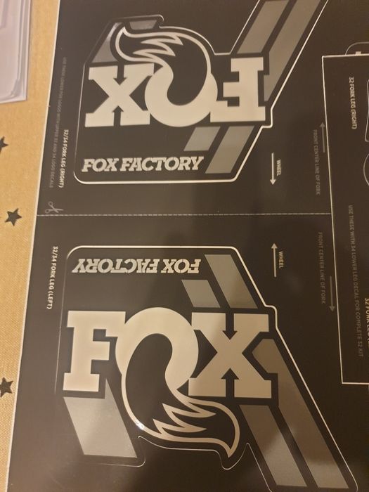 Vand abtibilduri (decals) originale pentru furci / suspensii spate FOX