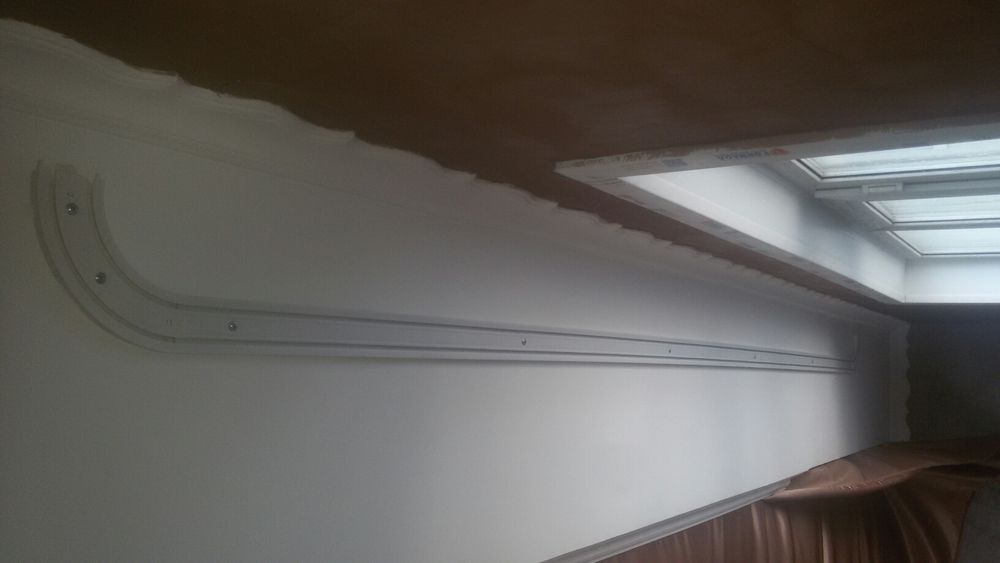 карнизы белые потолочные..