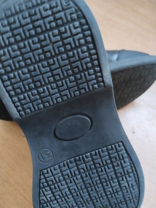 Продаю детскую обувь