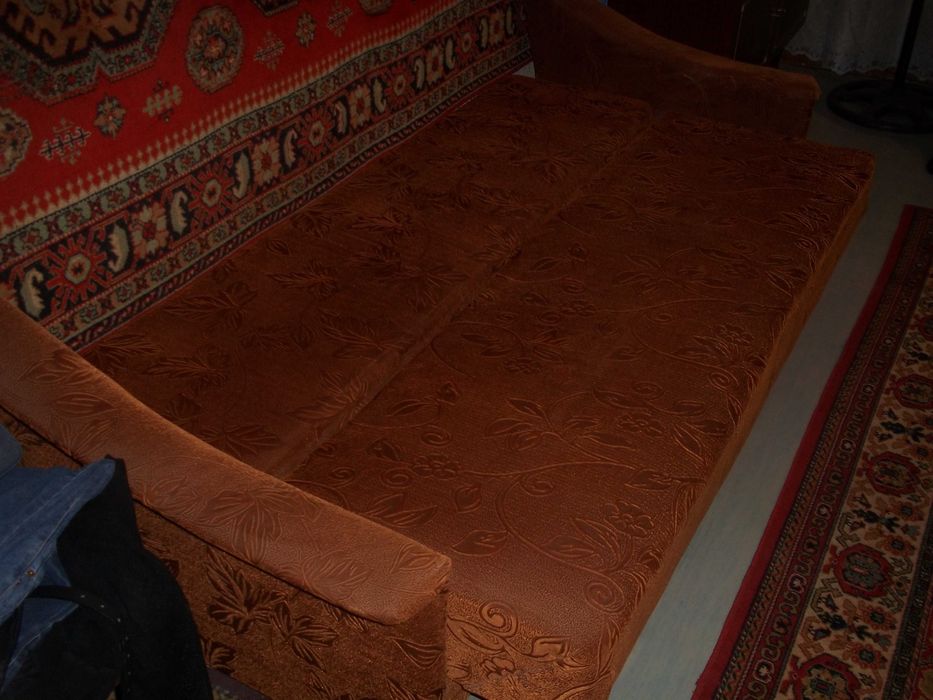 Продаётся комплект-диван плюс 2 кресла