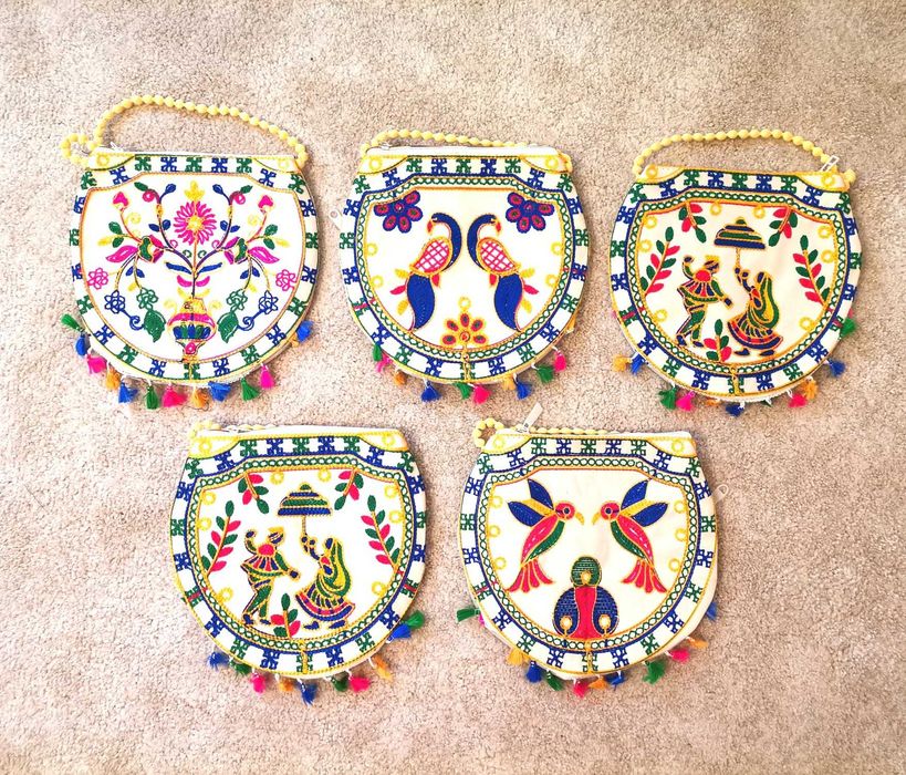 Gentute brodate traditionale din India