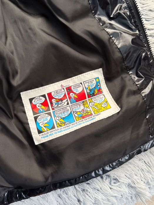 Елек на Moncler Real закупен от от магазин на Moncler в Холандия носен е няколко пъти но е много запазен за повече информация на лс!