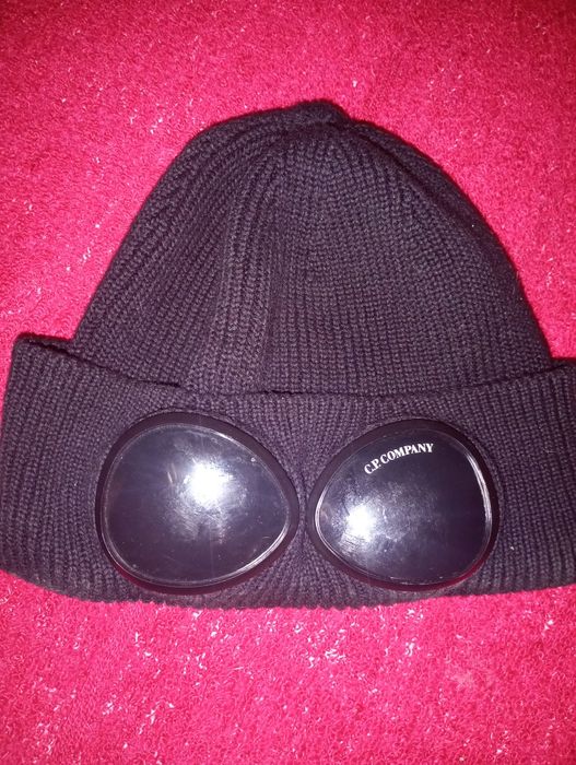 Продавам Cp company шапка